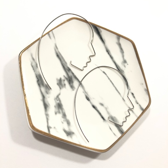 *Silver Wired Face Outline Minimalist Hoop Earring - Picture 3 of 4